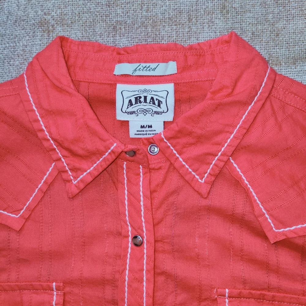 Ariat fitted button down shirt with back embroidery - Size M - Picture 3 of 11